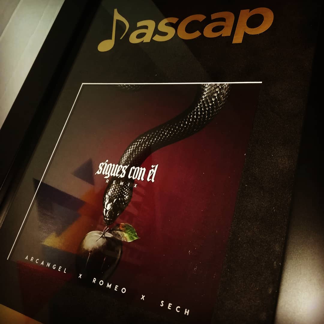 Imagen del premio ASCAP por la canción Sigues con él (remix)