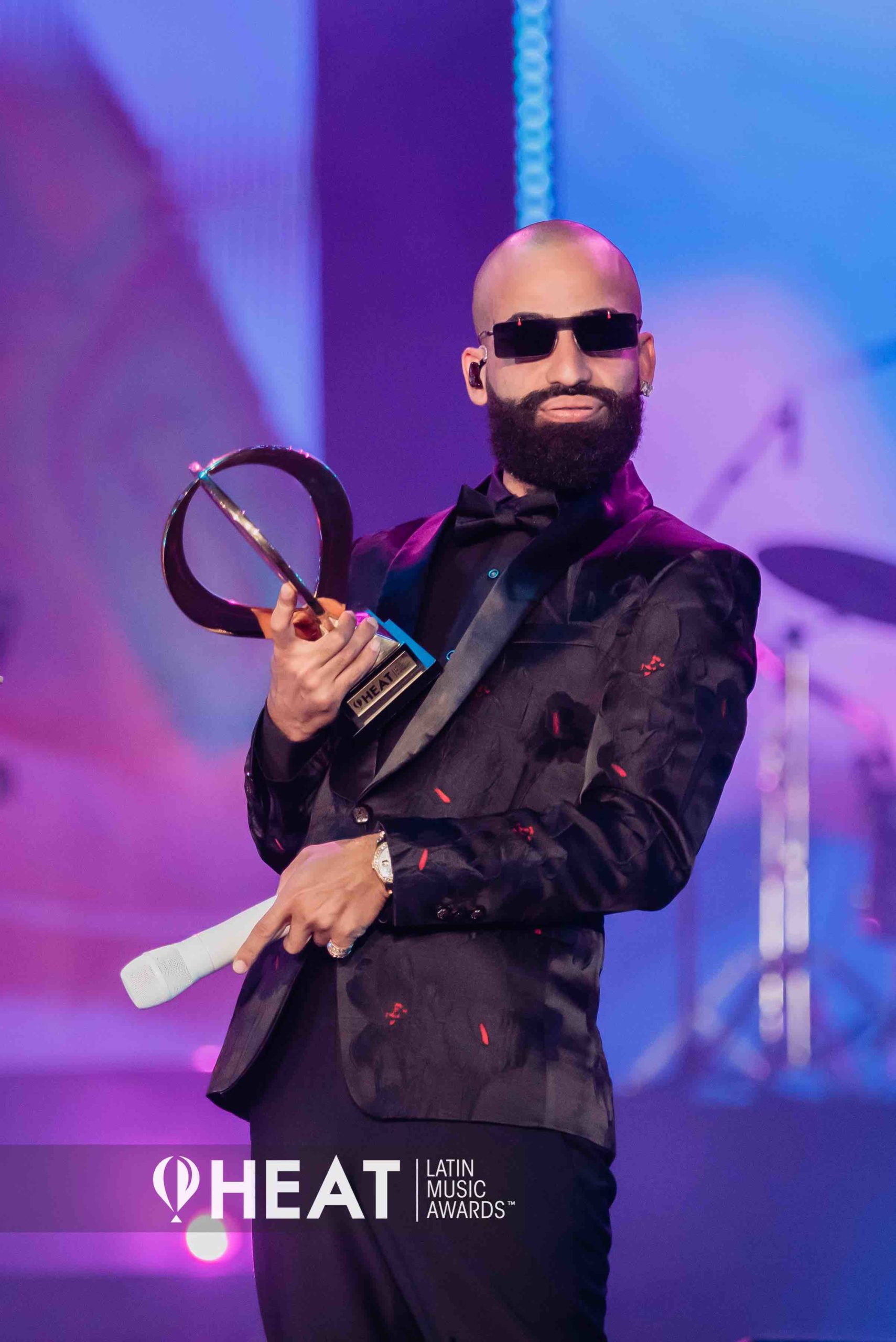 Imagen de Arcángel con su premio a la trayectoria en los premios Heat Latin Music en 2021