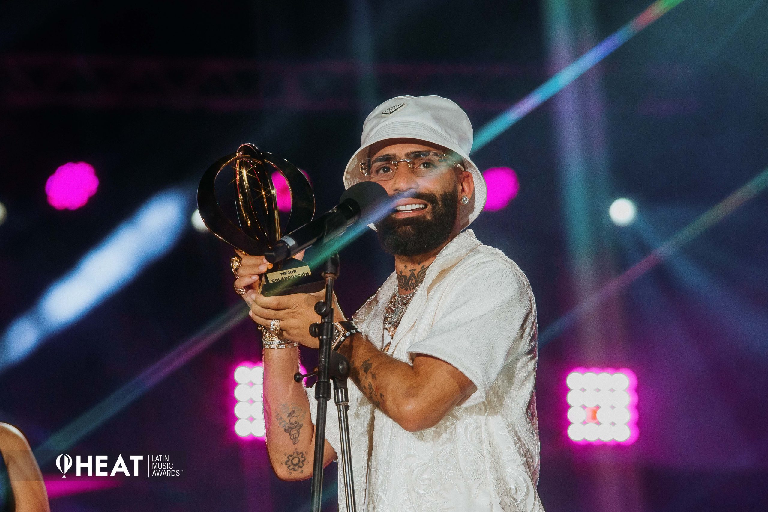 Imagen de Arcángel con su premio a la mejor colaboración por la canción LA JUMPA en los premios Heat Latin Music en 2023